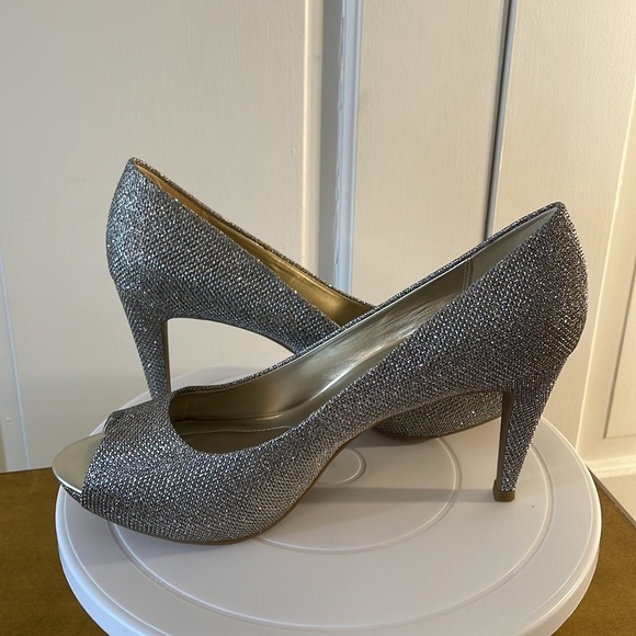 ⚜️Sparkly Bandalino Peep Toe Dress Pumps Size 9M ⚜️ - Picture 1 of 9